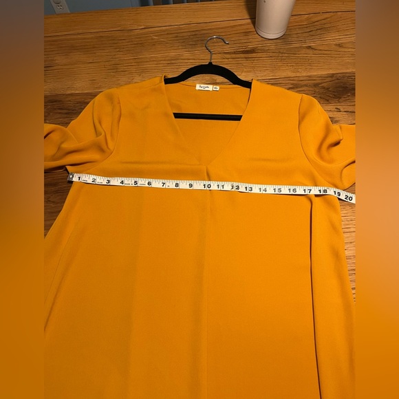 Sympli Mustard High-low hem line V-Neck Blouse quarter to 3/4 sleeves Size M - Picture 3 of 8